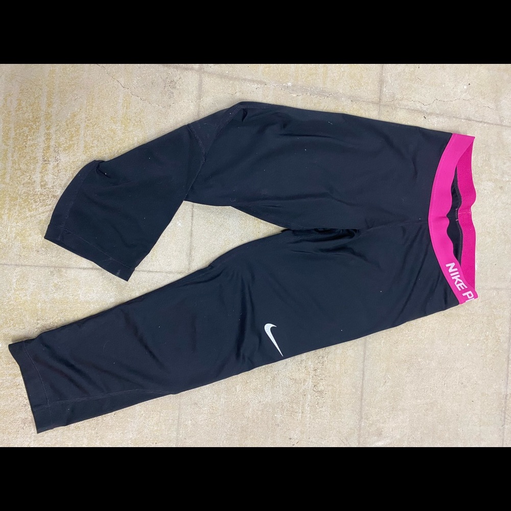 Black/pink Nike pro long cropped leggings